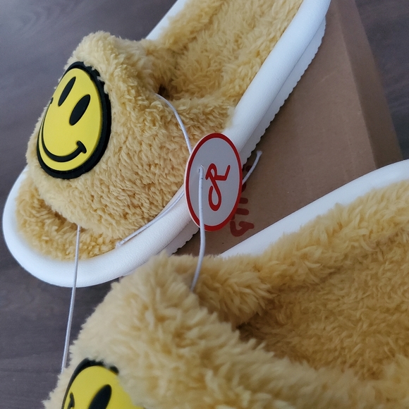 Fuzzy Slide Sandel - Picture 10 of 11